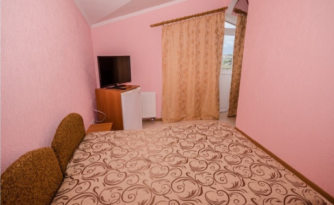 2 комн на 5 чел с балконом. Гостевой дом "Светлана" - Заозерное. Заозерное