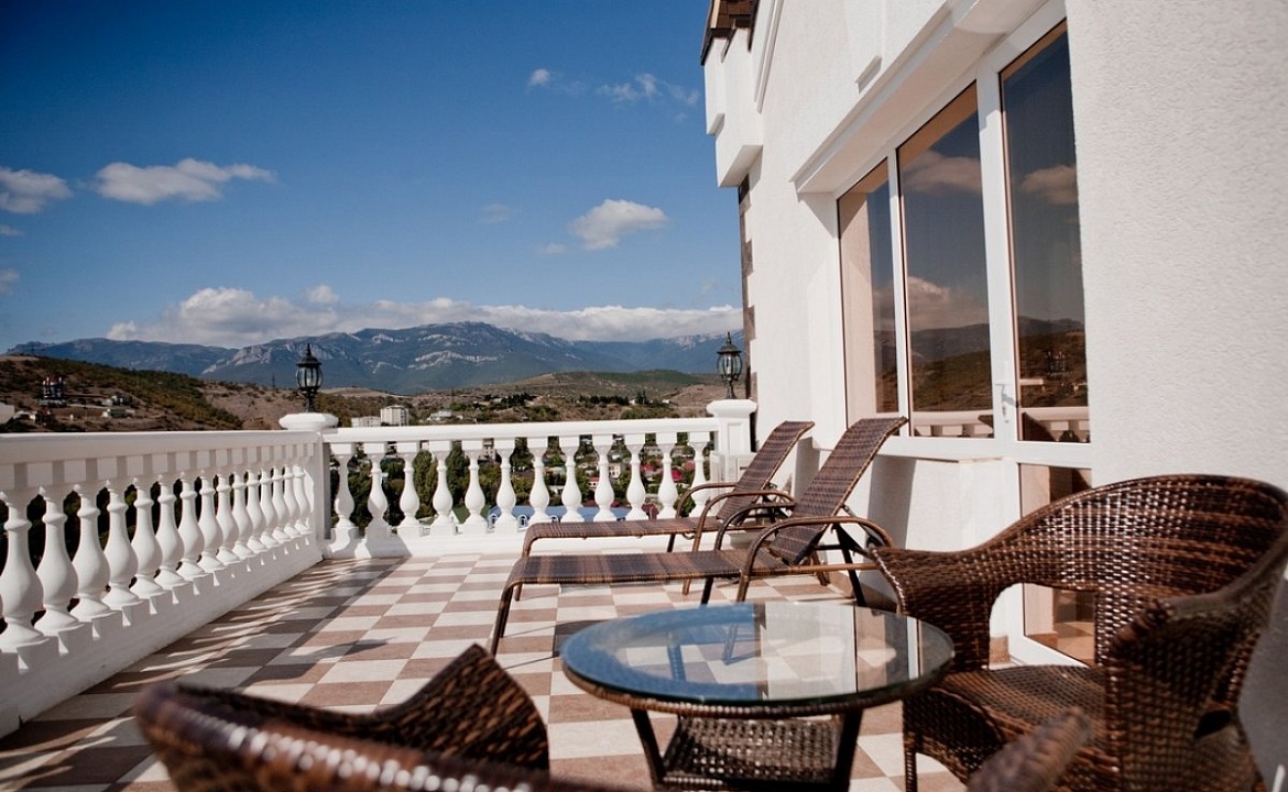 ЛЮКС. Отель «Камелот». Малореченское