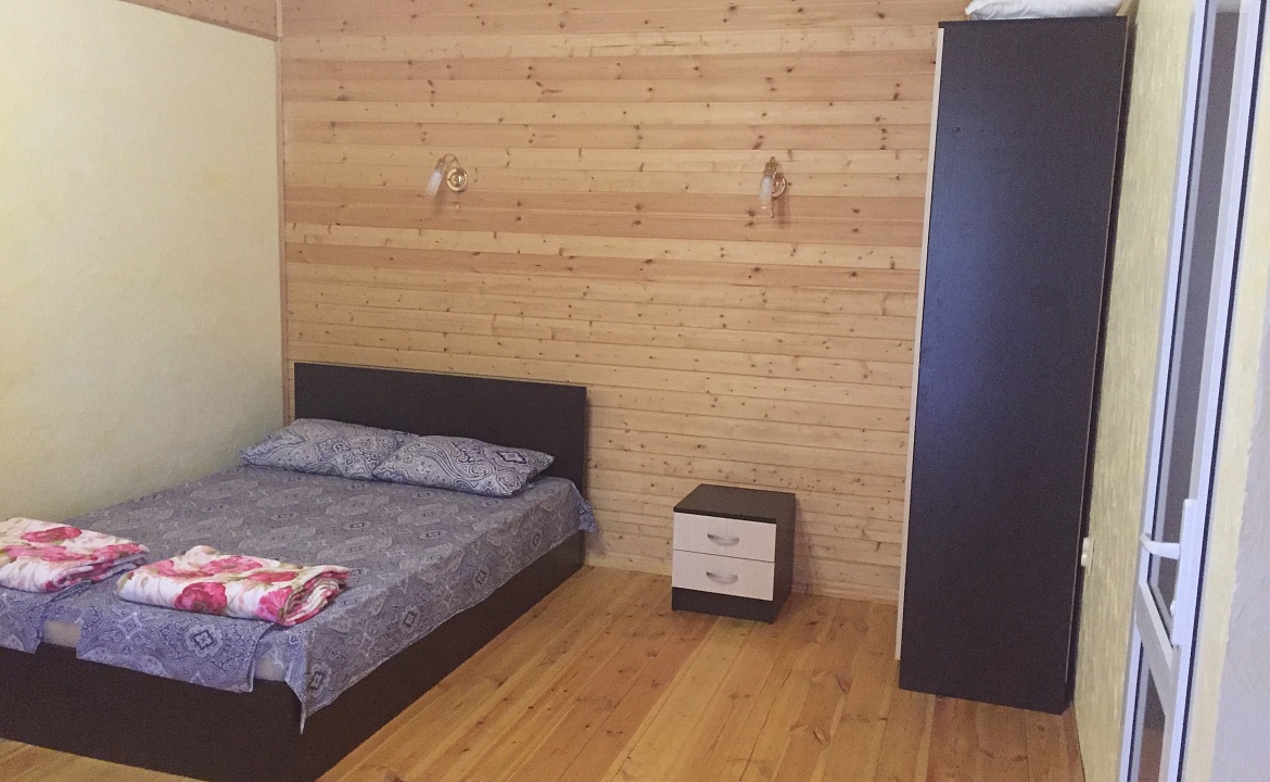 Четырехместный «Люкс» с балконом. Гостевой дом на Комарова 17. Витязево