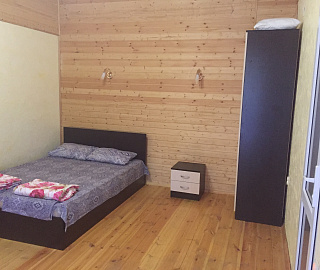 Четырехместный «Люкс» с балконом. Гостевой дом на Комарова 17. 