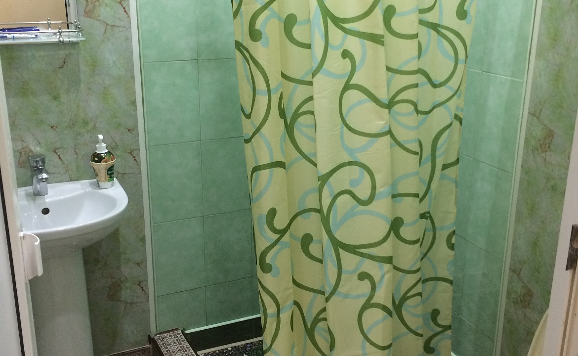 Стандартный  трехместный номер. Частный сектор У Константина. Адлер