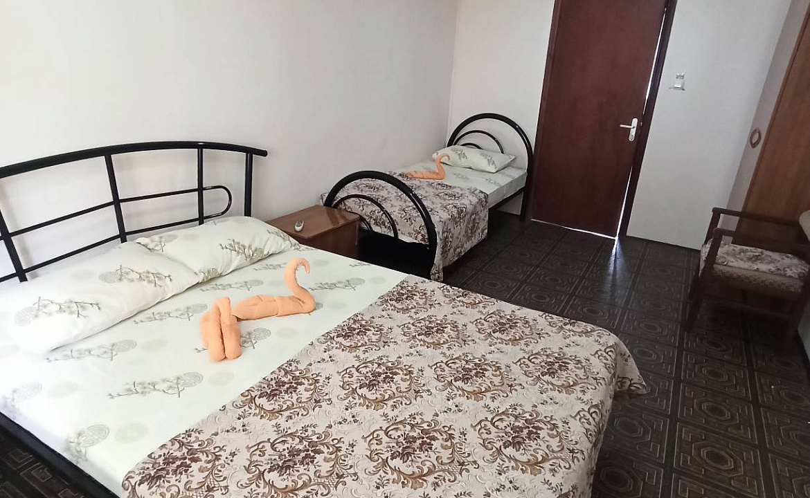 Трёхместный номер эконом. Гостевой дом Белые скалы. Лазаревское