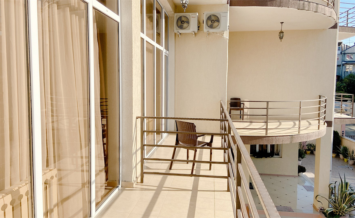 Стандартный номер с двуспальной кроватью и видом на бассейн. Отель "Ниагара Фоллс". Сочи