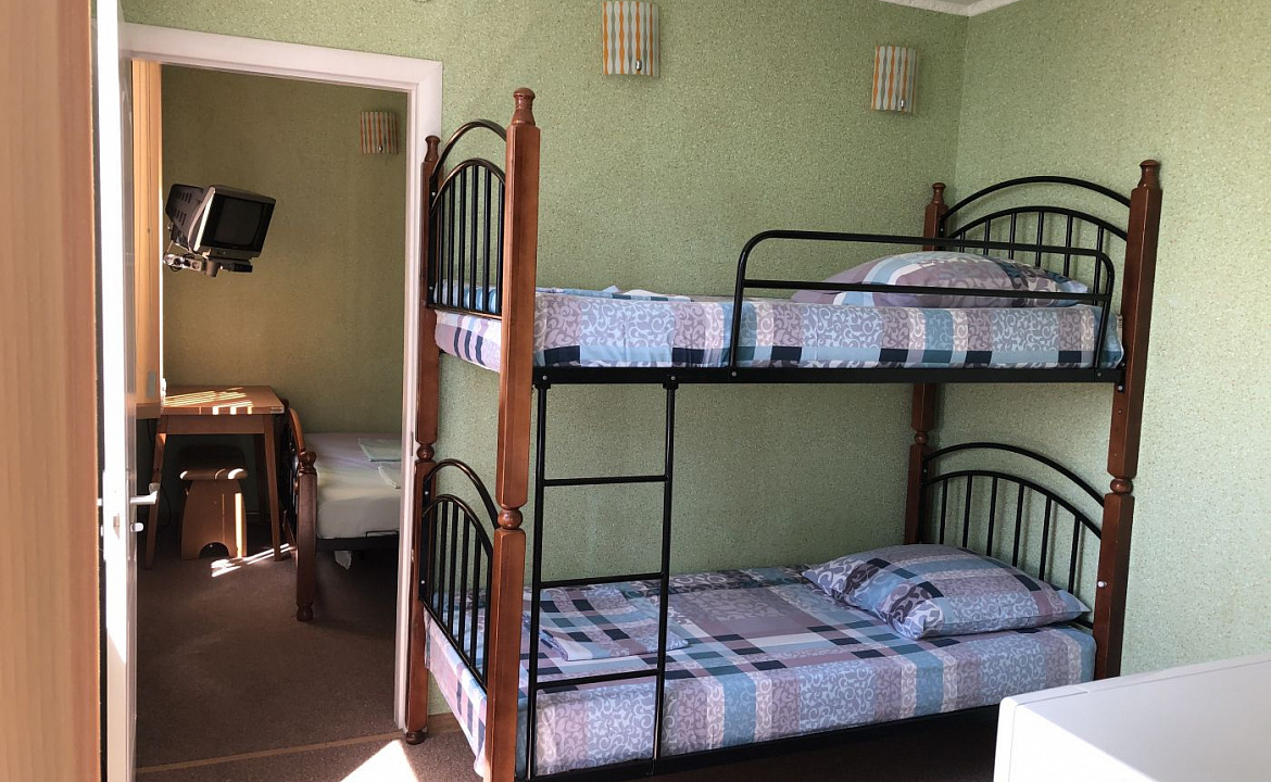 Четырехместный с мини-кухней и балконом. Гостевой дом АнНи. Гаспра