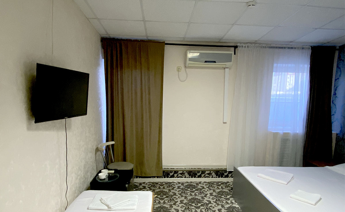 3-х местный номер «Стандарт» с двуспальной и односпальной кроватью. Отель «Эра». Анапа