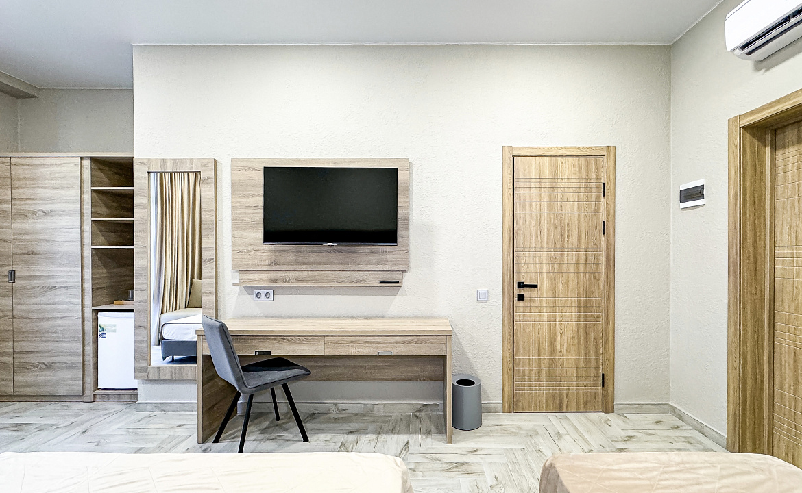 Корпус 2 Delux 5ти - местный (с балконом). Anzhelina Family Hotel. Витязево