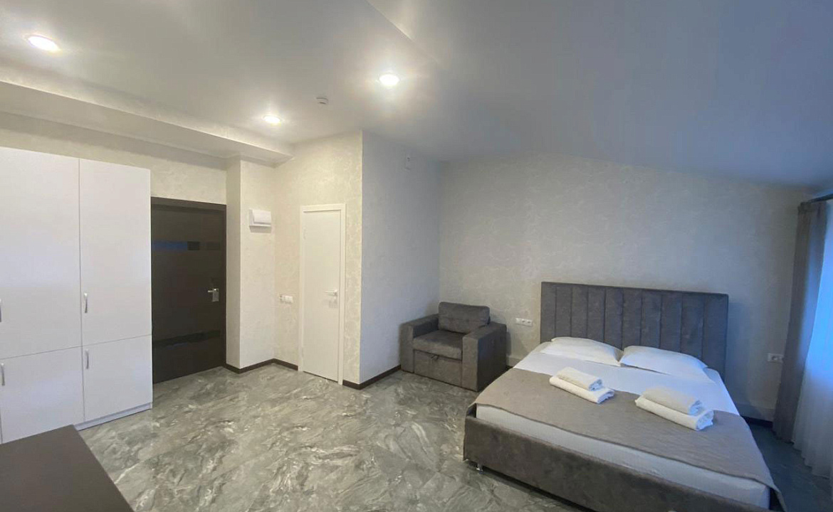 5-ти местный номер «Улучшеный» с двуспальной кроватью, раскладным диваном, креслом. Отель «Эра». Анапа