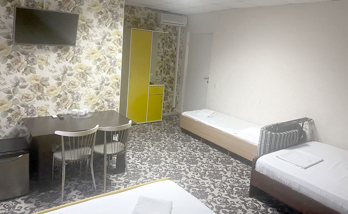 5-ти местный номер «Стандарт» с 2 двуспальными и односпальной кроватью. Отель «Эра». Анапа