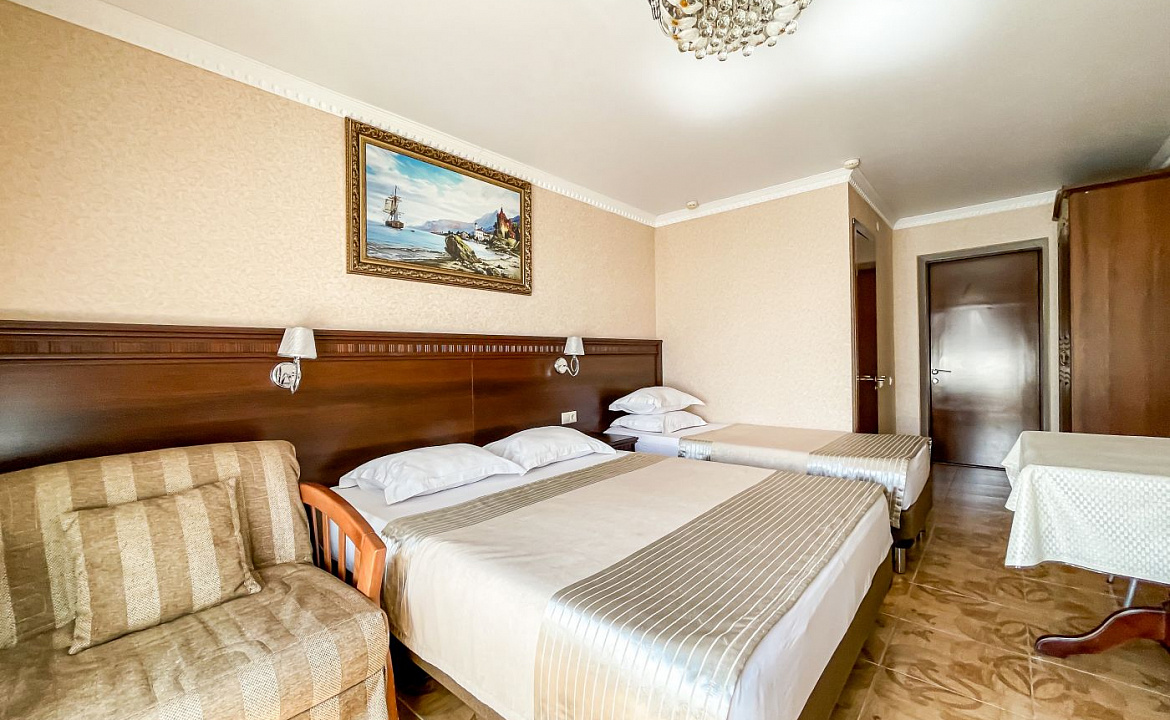 Полулюкс 4-х местный (с балконом). Anzhelina Family Hotel. Витязево