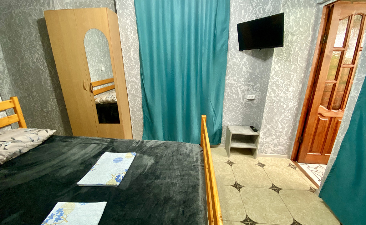 Двухместный номер «Стандарт» с балконом. Частный сектор Анастасия на Айвазовского 7. Лазаревское