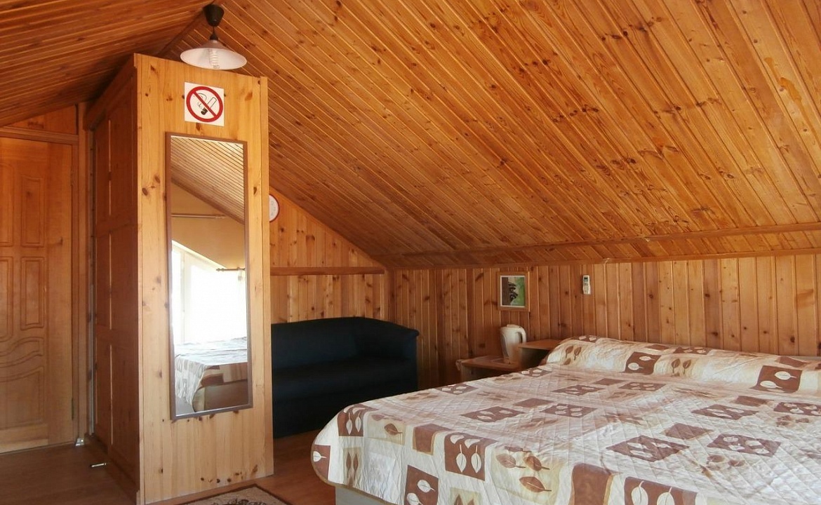 2, 3-х местный «Полулюкс» с балконом, с выходом к бассейну. Гостиница Горная долина. Архипо-Осиповка