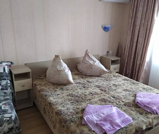 Трехместный номер со всеми удобствами с балконом. Гостевой дом "Ставрополье". 