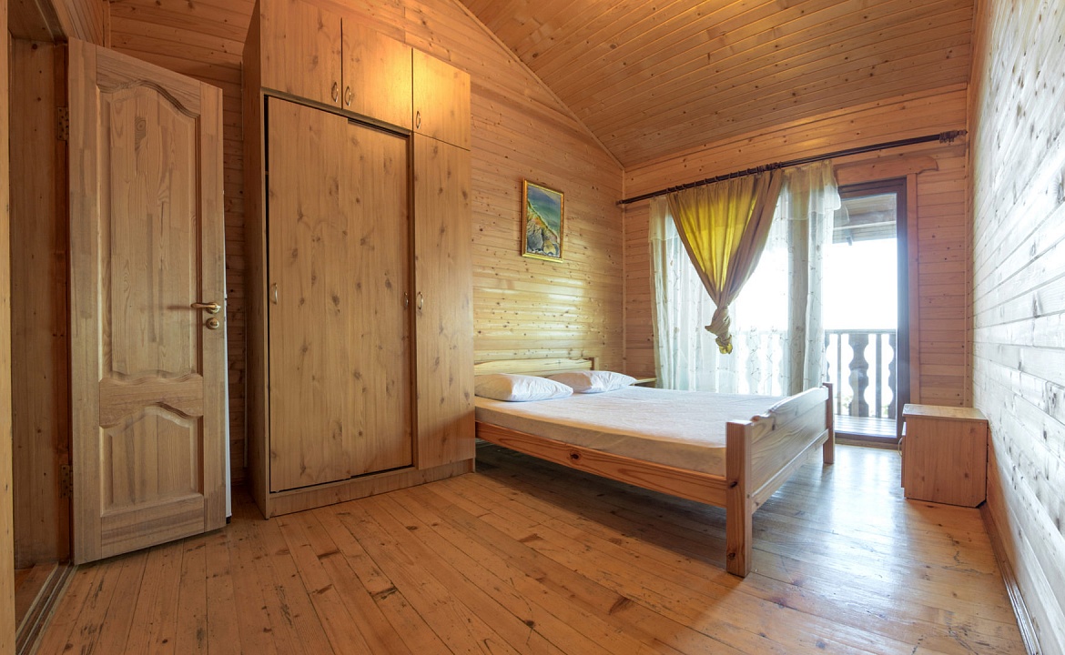 Двухкомнатный люкс в срубе №3. Отель "Кучук-Ламбат". Бондаренково