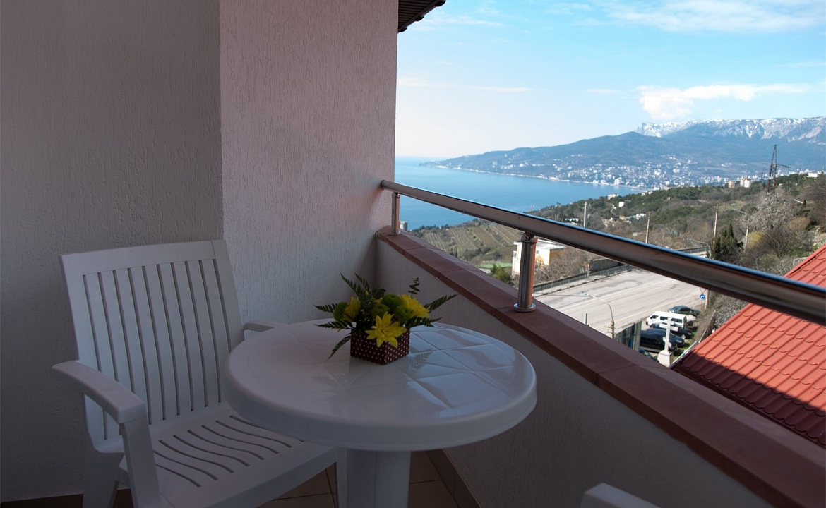 Улучшенный стандарт с видом на море и горы. Гостевой комплекс "Чижик Пыжик". Никита