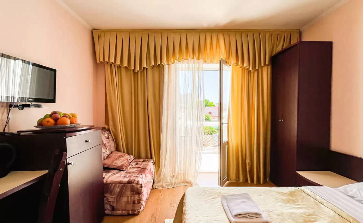 3-х местный полулюкс с односпальными кроватями. Мини-отель "Ардо". Анапа