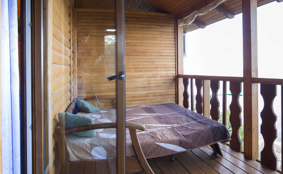 Люкс в срубе №4. Отель "Кучук-Ламбат". Бондаренково