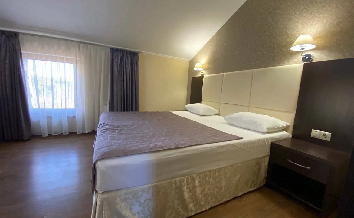 ДВУХМЕСТНЫЙ НОМЕР С ДИВАНОМ НА МАНСАРДЕ. Отель "Мечта". Геленджик