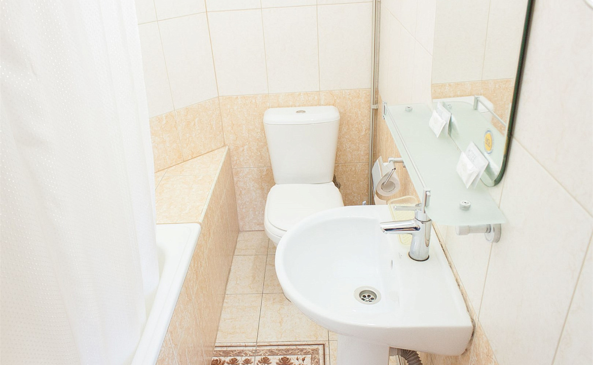 Молодежный номер с видом на ул. Ленина. Гостевой дом Сиар. Адлер