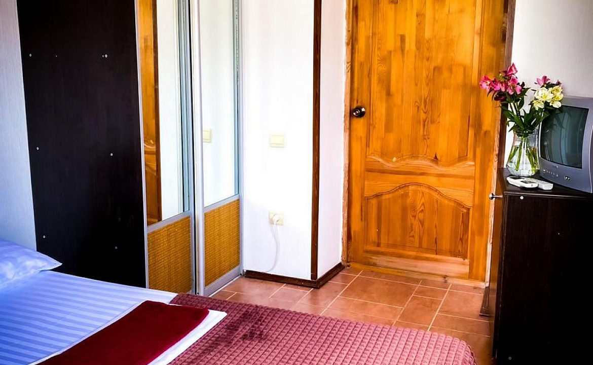 Кровать в 2-местном общем мужском номере. Уютный дом. Лоо