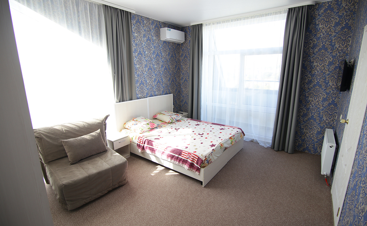 Апартаменты с террасой на 3-х человек. Гостевой дом "МЕЛИС". Дивноморское