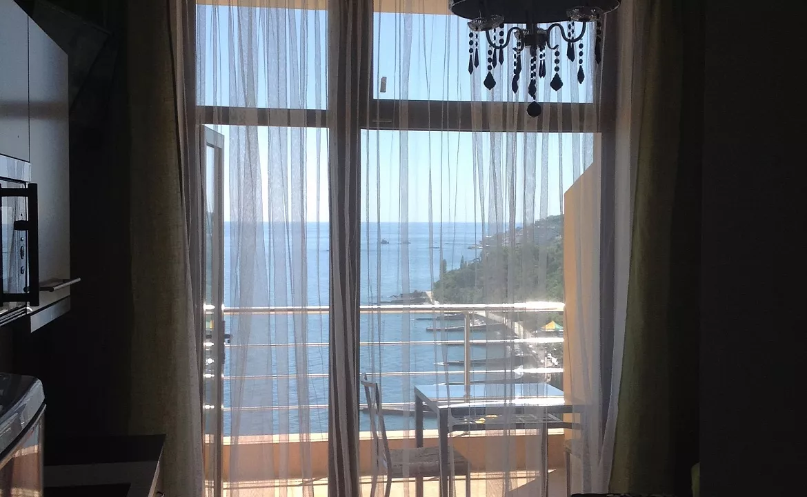 Полулюкс для двоих с видом на море. Квартира в многоквартирном доме Аппартаменты «Премьера». Чайка