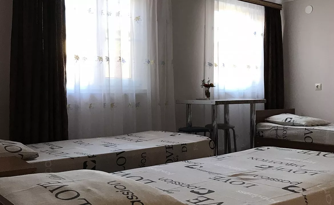 Люкс 4-х местный  . Гостевой дом "Оазис". Сухум