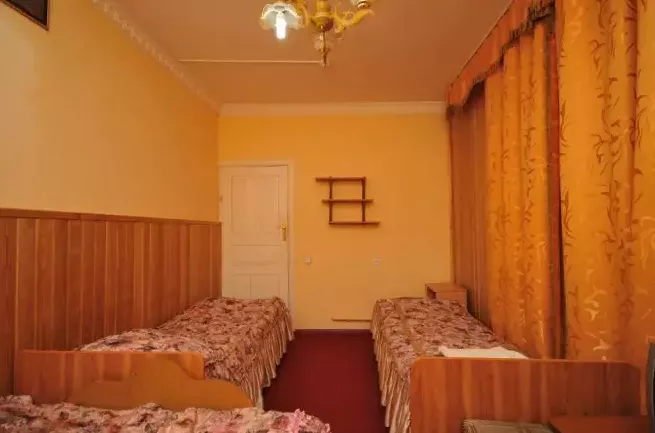 Эконом-класса 4-местный (DBL+TWIN) в блоке 3+4. Отель «Вертикаль». Домбай-гостиницы