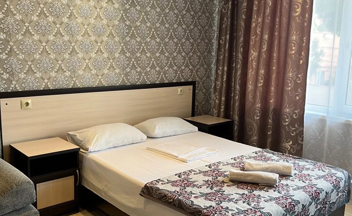 Четырехместный улучшенный номер с балконом, от 1 до 4 гостей, двуспальная кровать, балкон. Мини-отель Моника. Анапа Четырехместный улучшенный номер с балконом, от 1 до 4 гостей, двуспальная кровать, балкон. Мини-отель Моника. Анапа