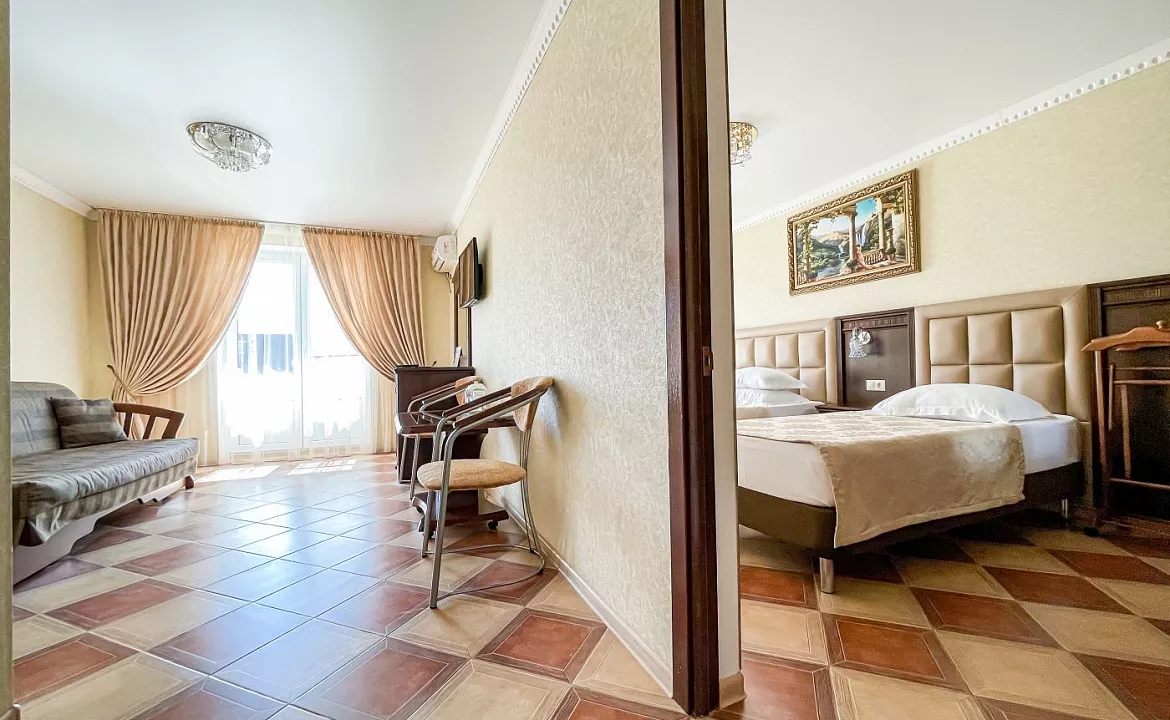 Люкс 2-х комнатный (большой) с балконом. Anzhelina Family Hotel. Витязево