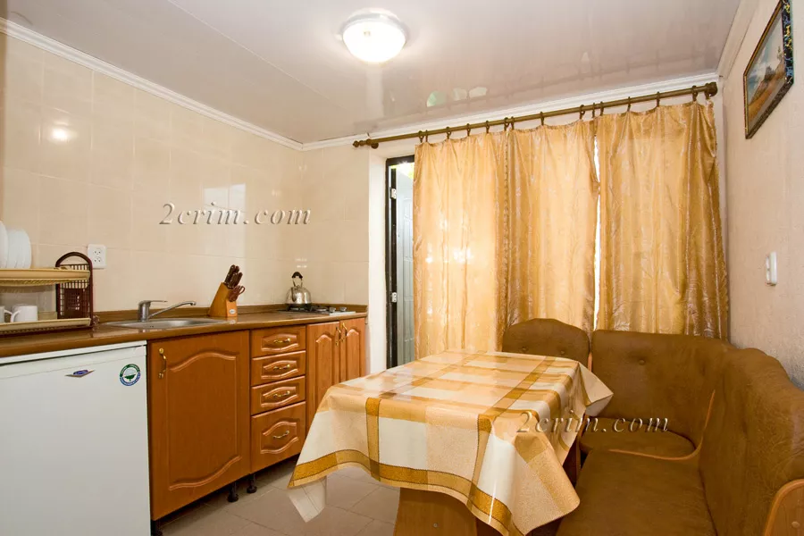 Трехместный номер в коттедже Уютный дворик. Гостевой дом "Крымский кораблик". Орджоникидзе