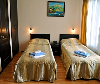 Стандартный номер с кухней и двумя односпальными кроватями. Гостиничный комплекс Зеленый мыс. 