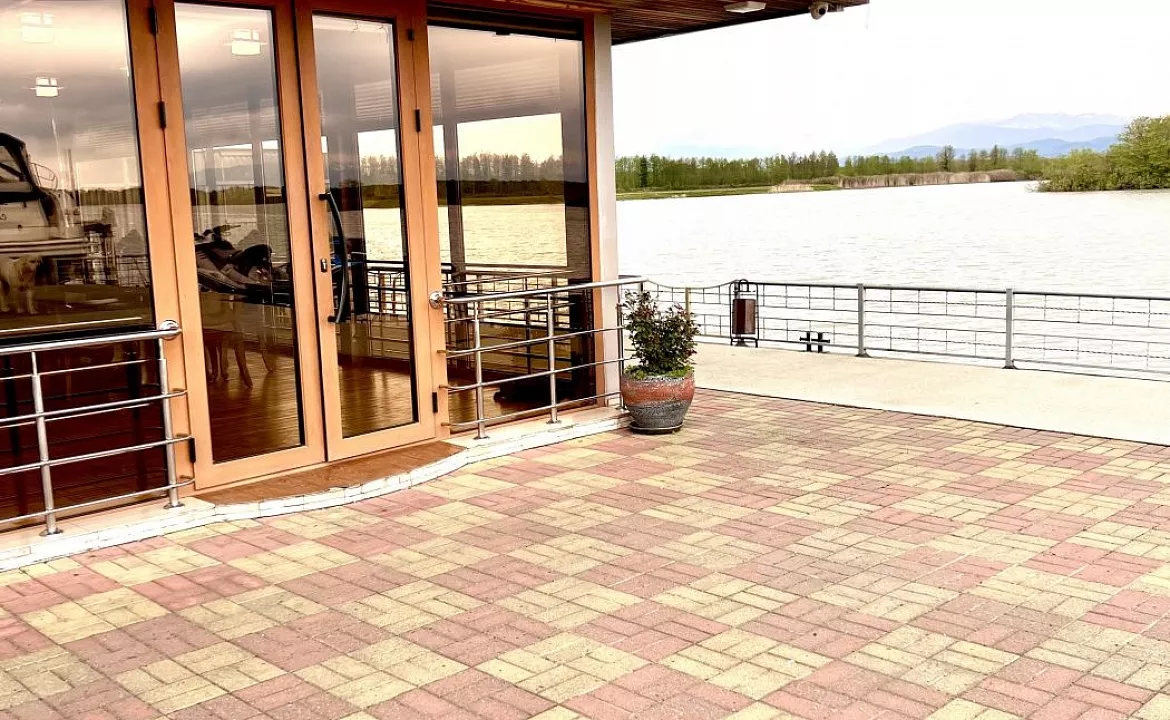 Двух этажный коттедж возле озера. База отдыха "Скурча". Сухум