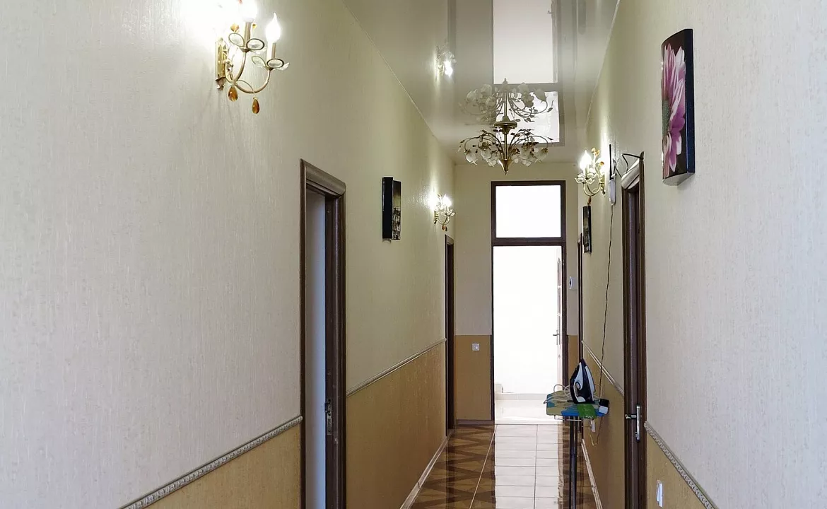 Трехместный номер с двуспальной кроватью . Гостевой дом на Переулке Фермерском 32/1. Адлер