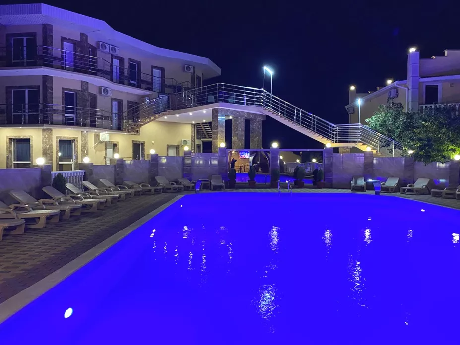 . Отель У Моря с бассейном. Евпатория