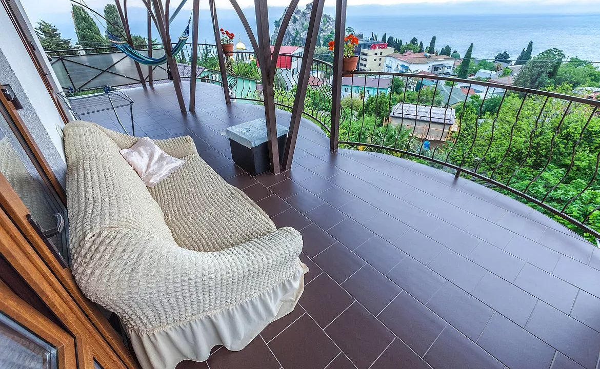 Люкс с балконом до 5 чел. Гостевой дом Пролетарская 12. Гурзуф