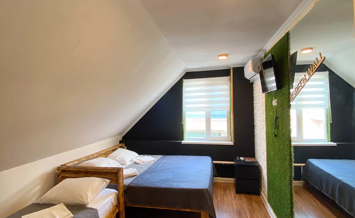 Трехместная комната на третьем этаже 6. Гостевой дом GreenWall. Анапа