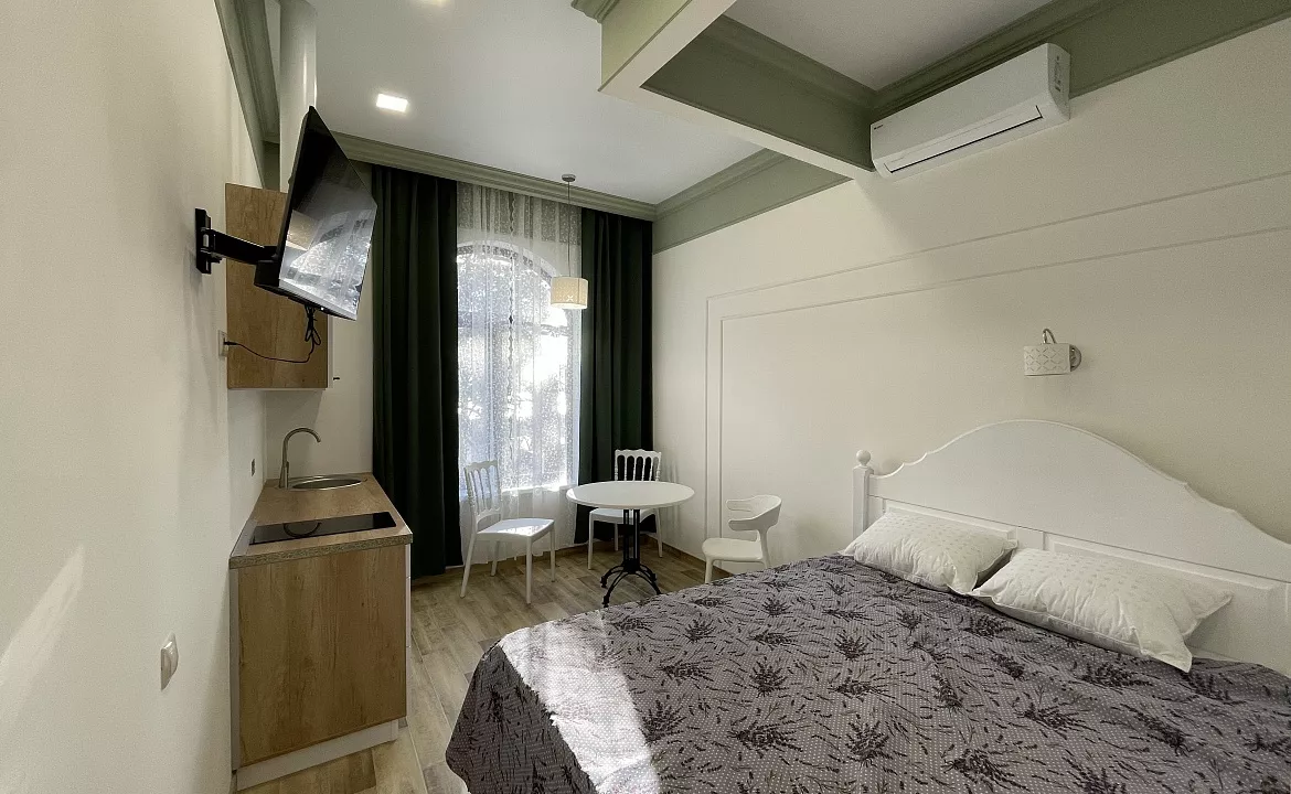 Апартамент для 2 гостей. Квартира в многоквартирном доме Апартамент-студия. Ливадия