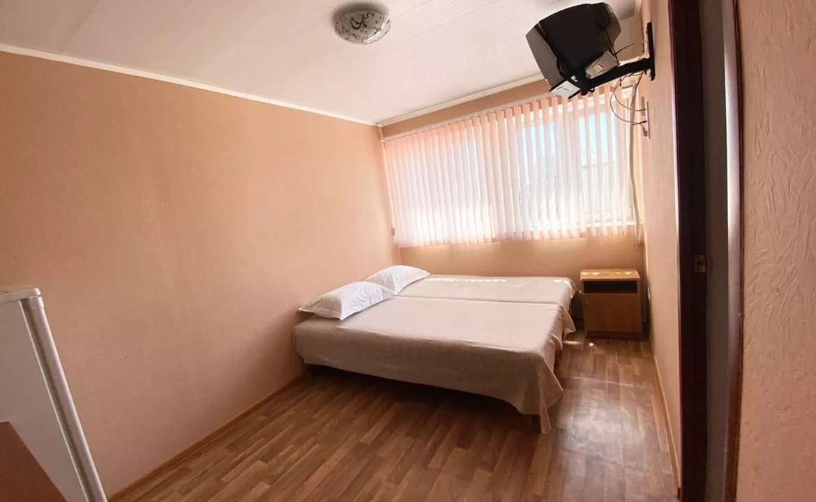 Четырёхместный, двухкомнатный. Гостевой дом Ласточкино гнездо. Голубицкая