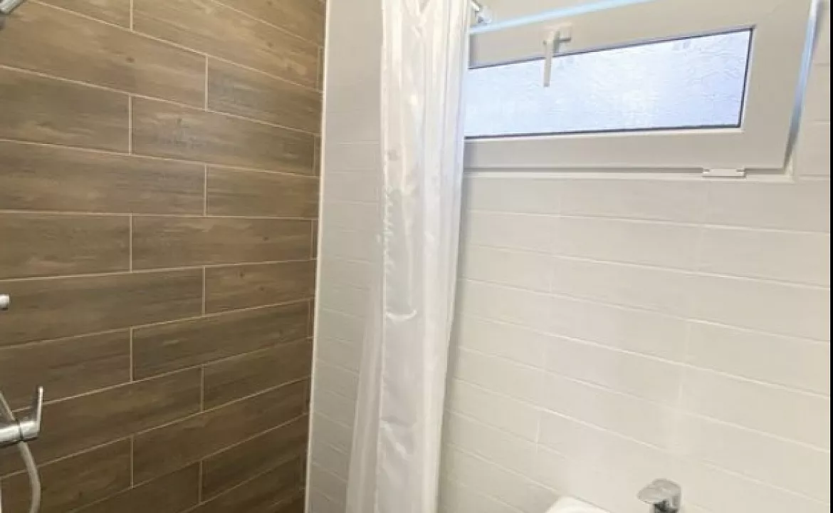 Трехместная комната на первом этаже 1. Гостевой дом GreenWall. Анапа