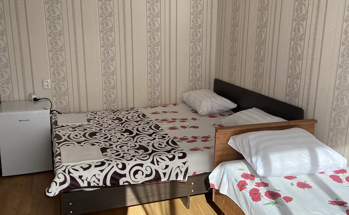 3-х местный номер на 3-ем этаже с балконом. Гостевой дом У Сергея и Веры . Гагра