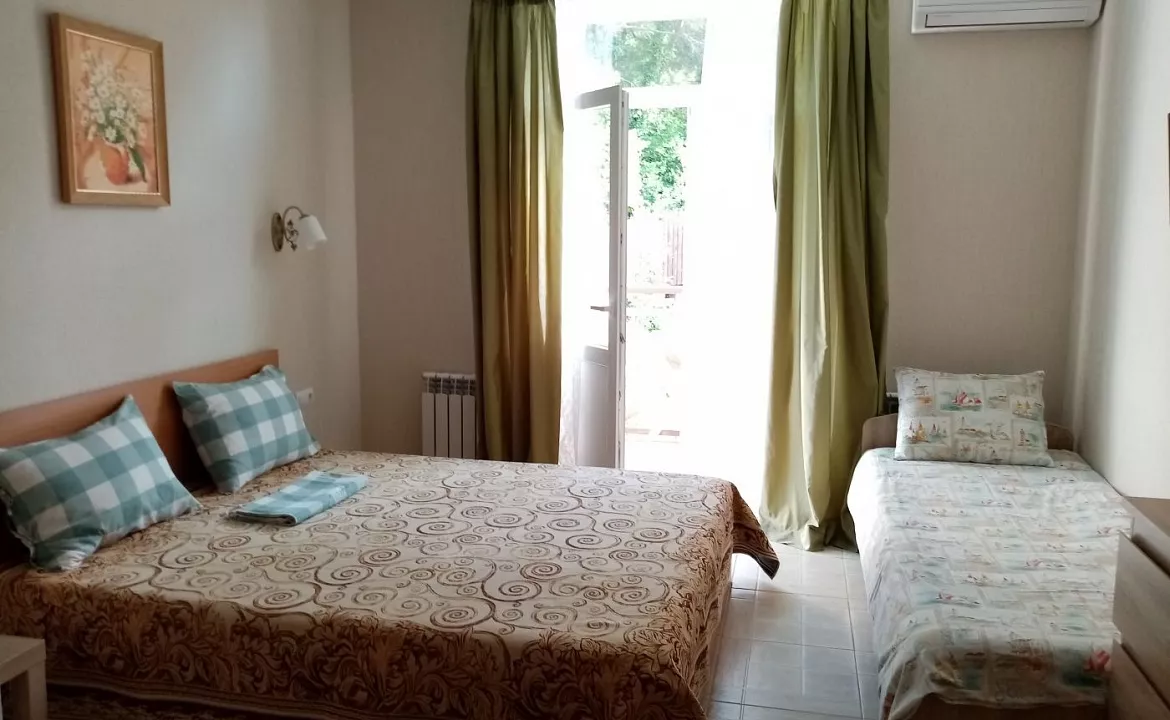 3х-местный номер (ЛЮКС) с балконом. Гостевой дом Кантри. Дивноморское