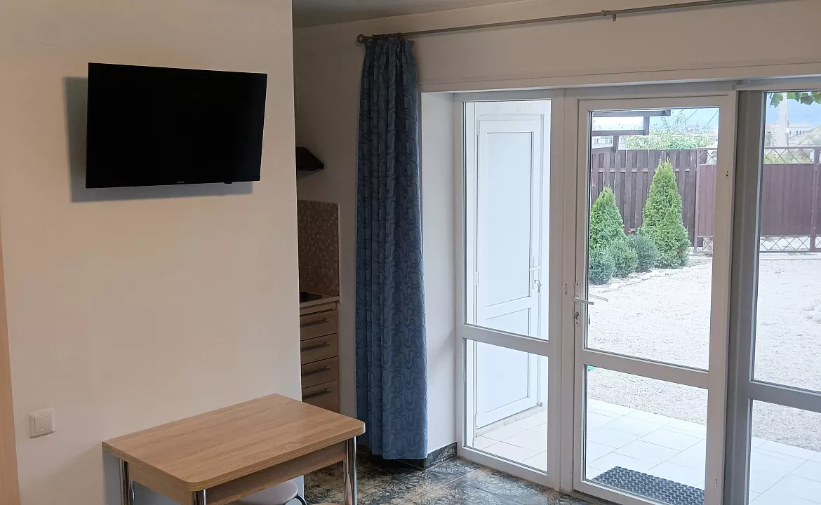 Улучшенный четырёхместный с кухней 1. Гостевой дом Тихий дворик - Орджоникидзе. Орджоникидзе