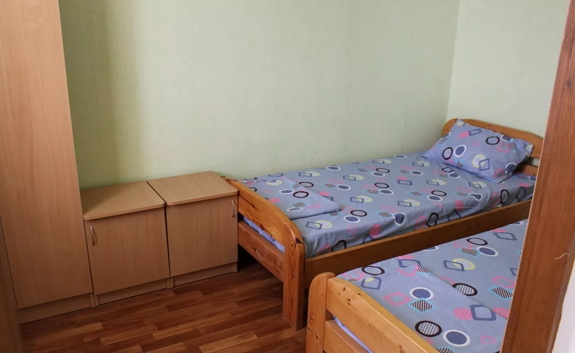 Трехместный двухкомнатный стандарт. Гостиница Магас. Заозерное