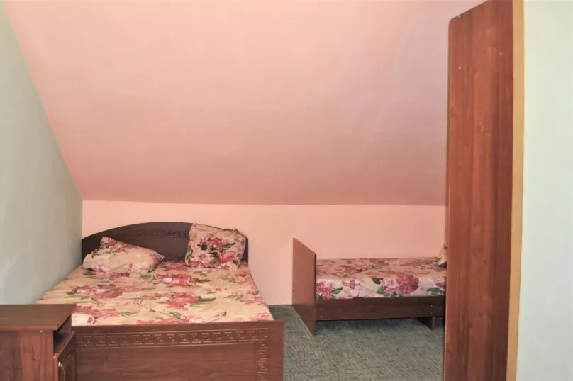 3х местный с завтраком август . Гостевой дом У Георгия . Витязево