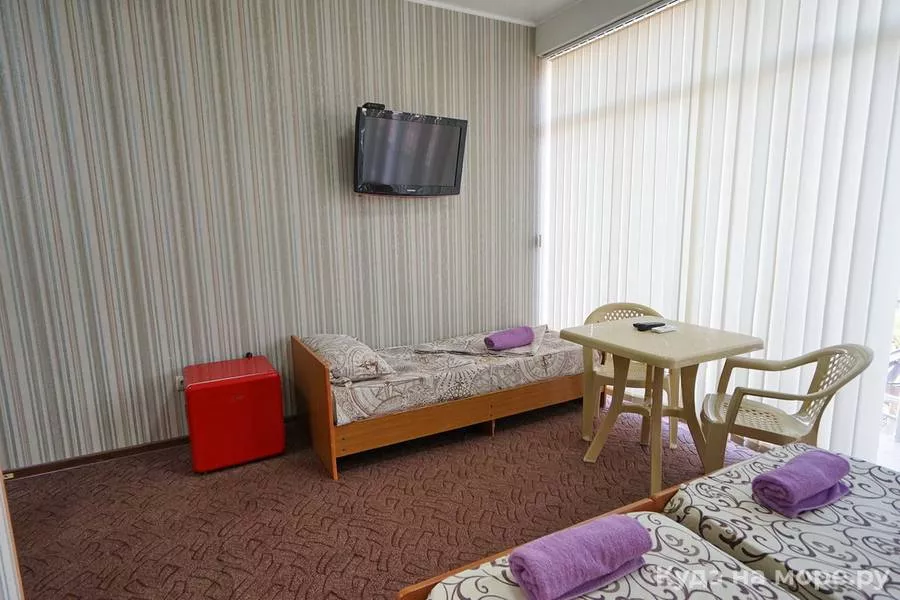 Номер на четыре человека с балконом . Гостиница «У Розы». Лазаревское