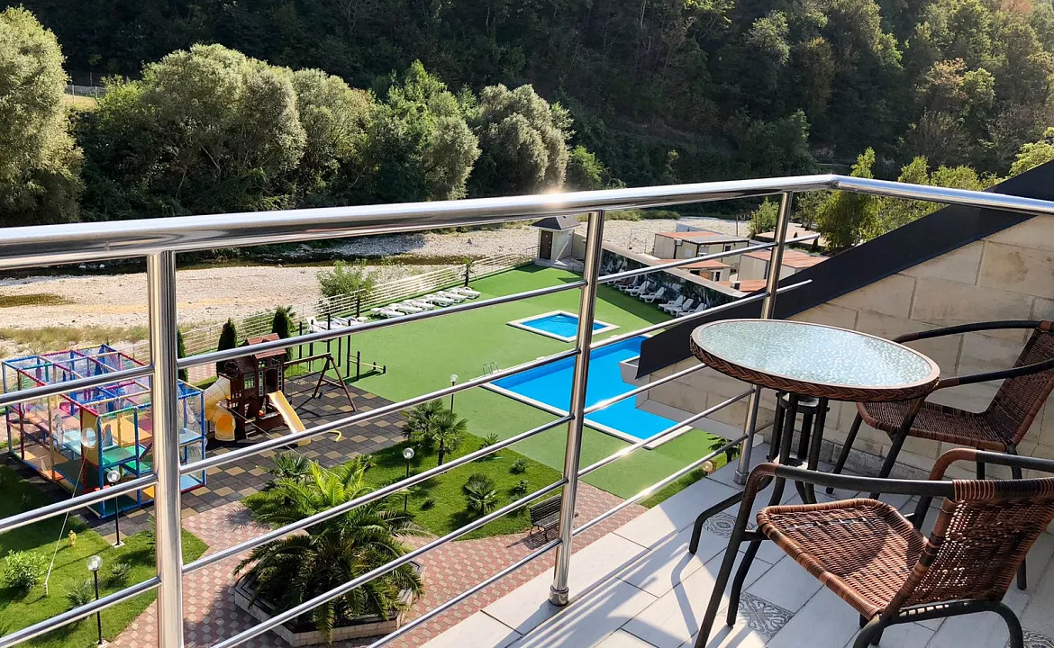 Двухкомнатный ЛЮКС с балконом вид на горы 4 этаж. Отель "РЕВЮ". Агой