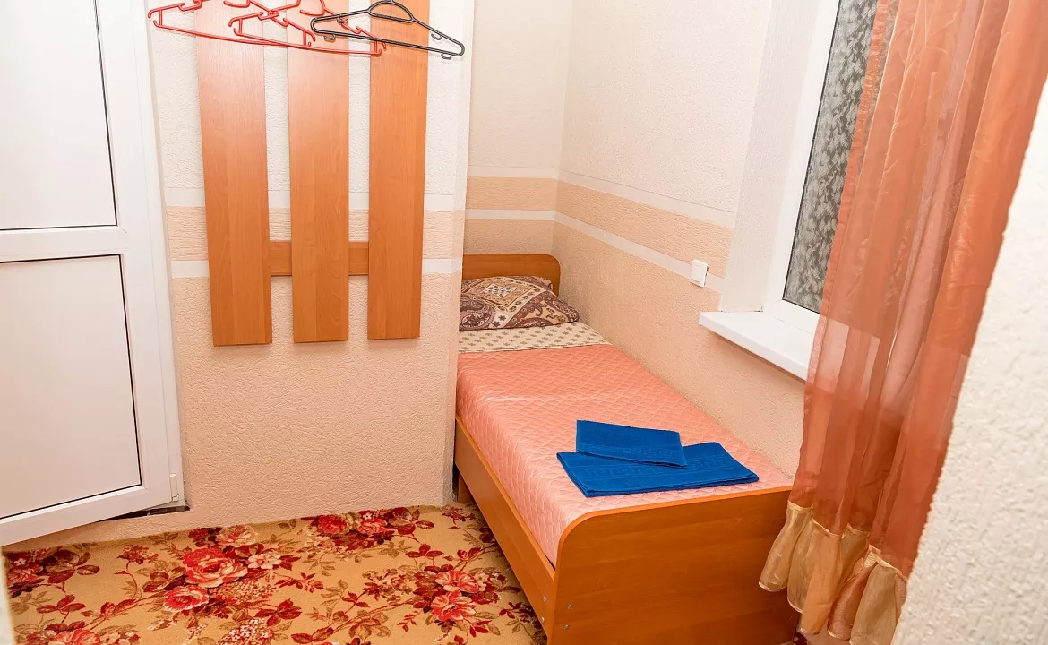 Трехместный номер класса стандарт со всеми удобствами. Гостевой дом "Ника" - Анапа. Анапа Трехместный номер класса стандарт со всеми удобствами. Гостевой дом "Ника" - Анапа. Анапа