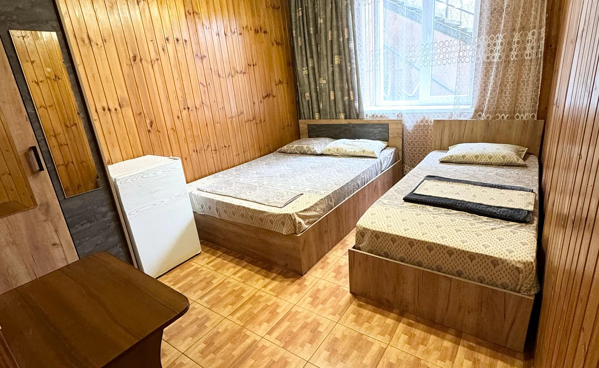 Трёхместный стандарт. Гостевой дом УЮТ на ул. Новороссийское шоссе 1/7. Джубга