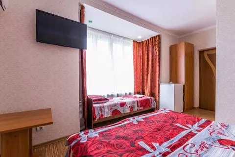 2-Х МЕСТНЫЙ НОМЕР С 1 ДВУСПАЛЬНОЙ КРОВАТЬЮ И ДОПОЛНИТЕЛЬНОЙ КРОВАТЬЮ. Гостевой дом «Августа» . Аше