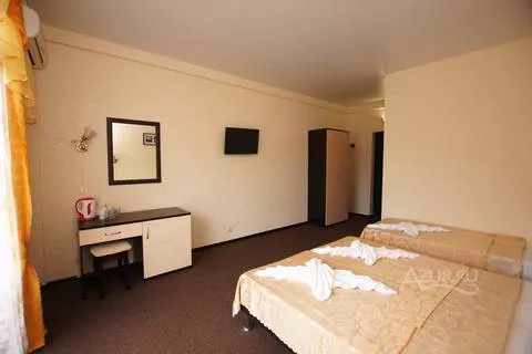 3-х местный номер . Отель "Анна". Пицунда